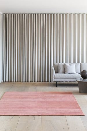 Massimo Earth Bamboo Terra Cotta vloerkleed, in een interieur