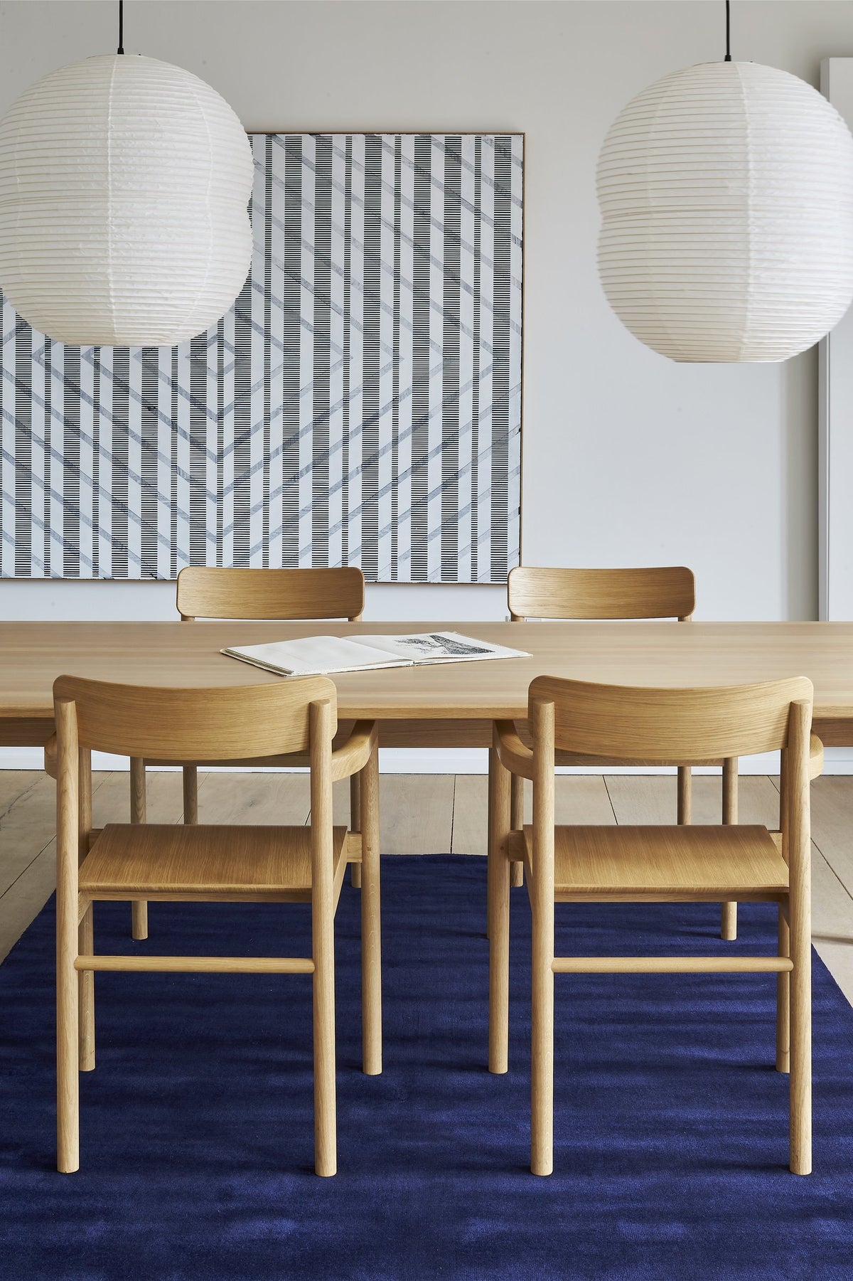 Massimo Earth Bamboo Vibrant Blue tapis, dans une pièce lumineuse