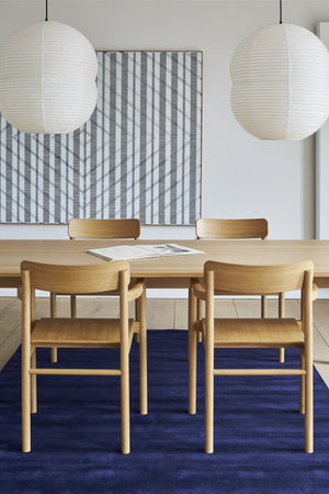Massimo Earth Bamboo Vibrant Blue tapis, dans une pièce lumineuse