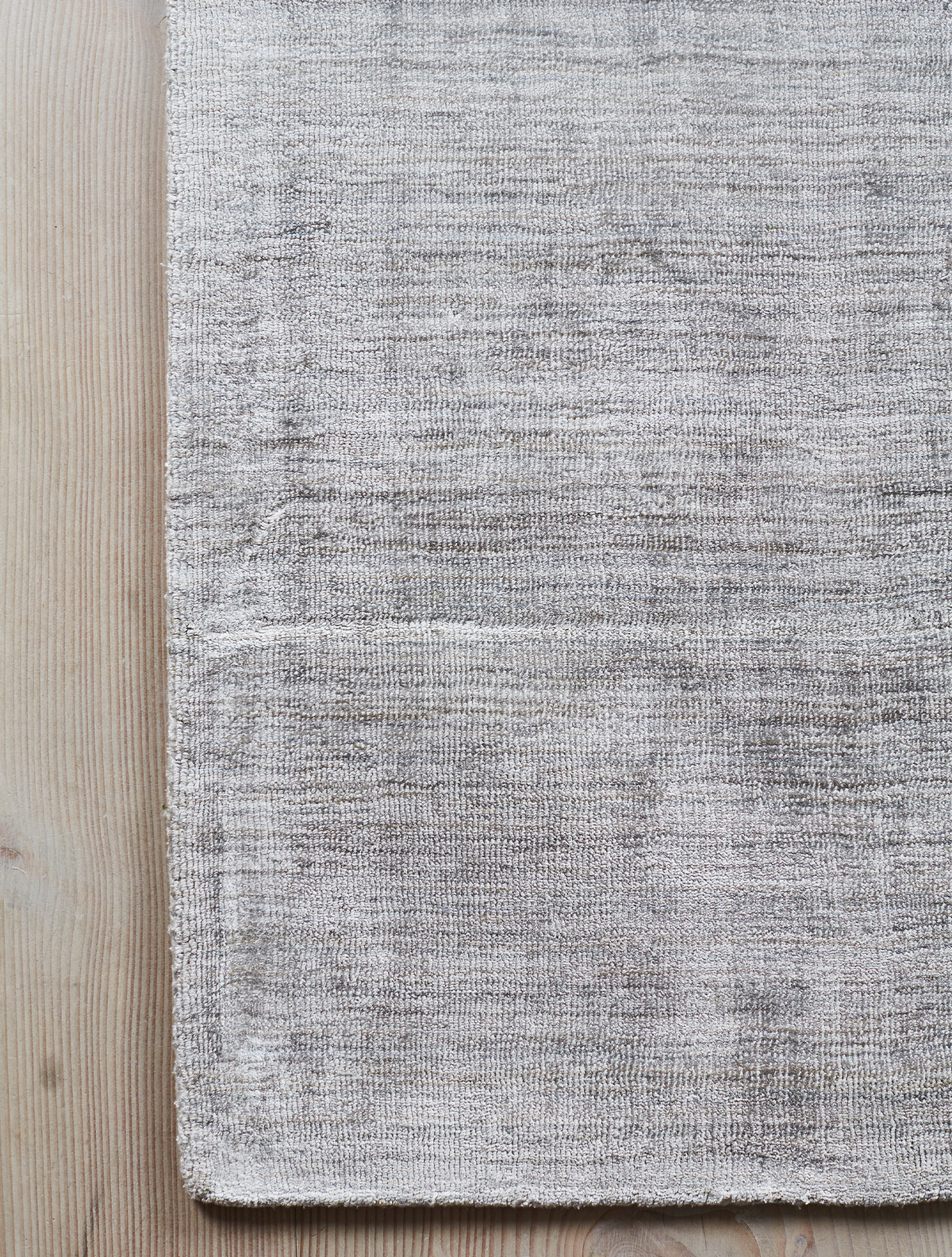 Massimo Karma Light Grey bamboo silk rug, detail of the corner
