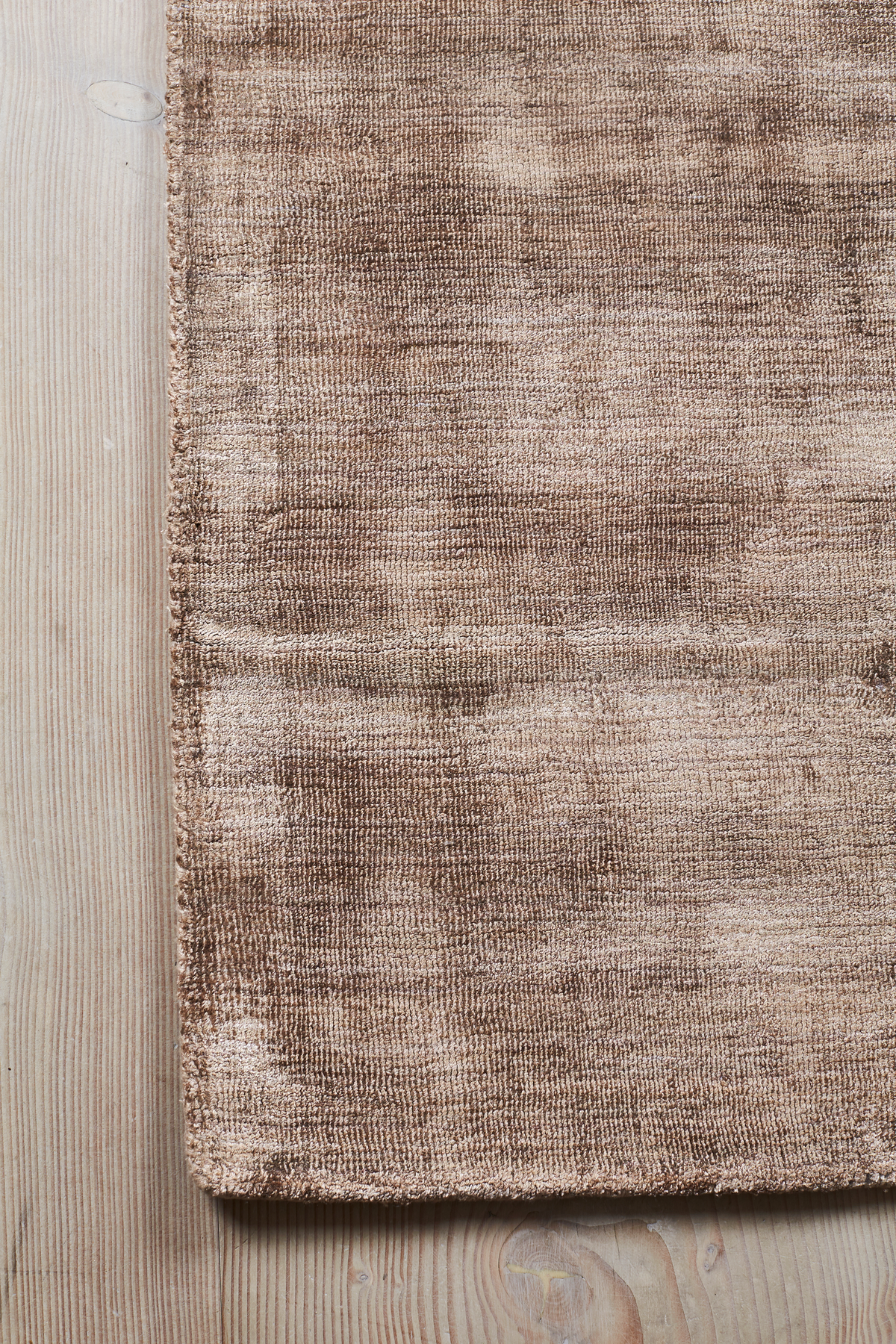 Massimo Karma Nougat Brown tapis marron, détail du coin