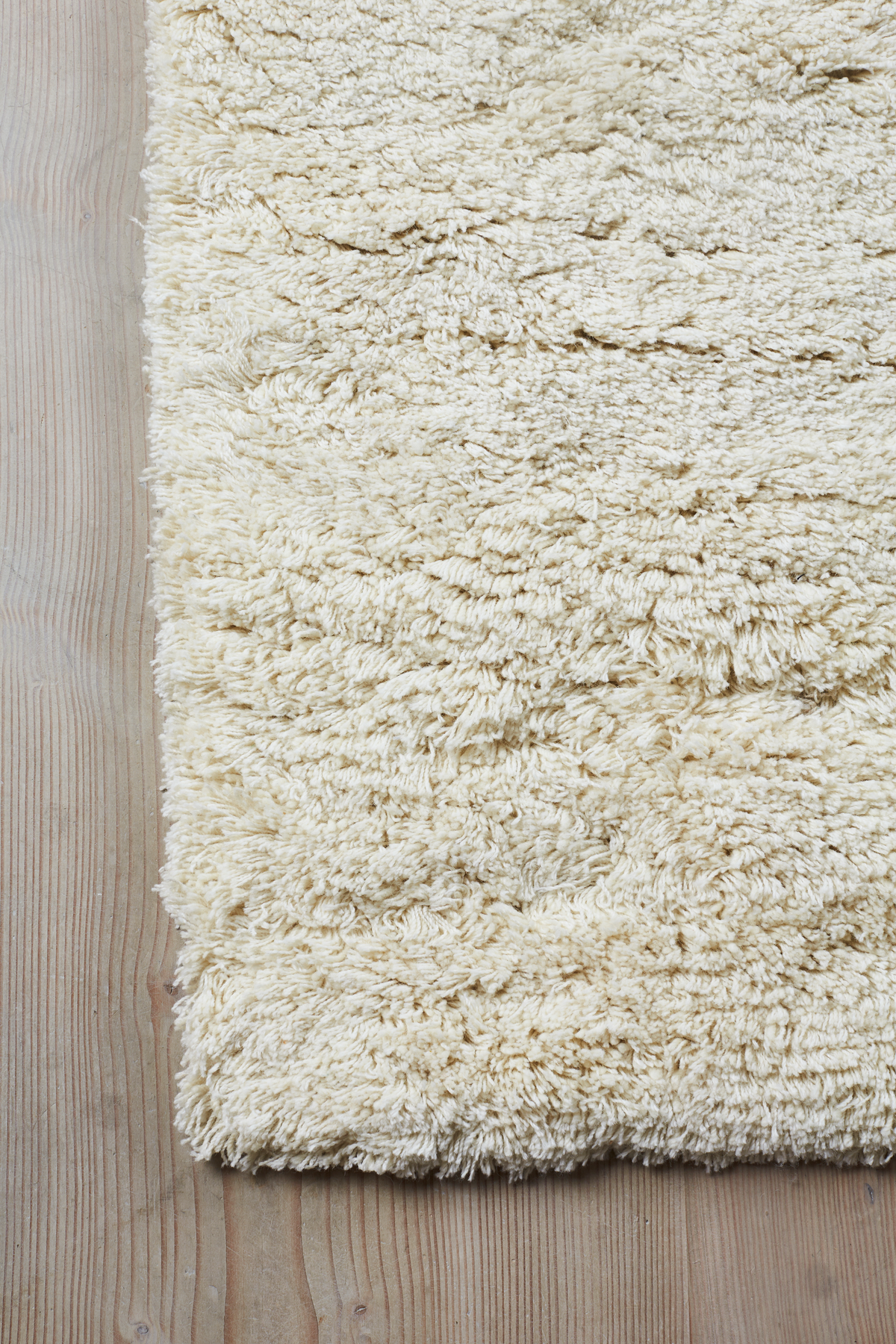 Massimo Rya Cream high pile wool rug, detail of the corner