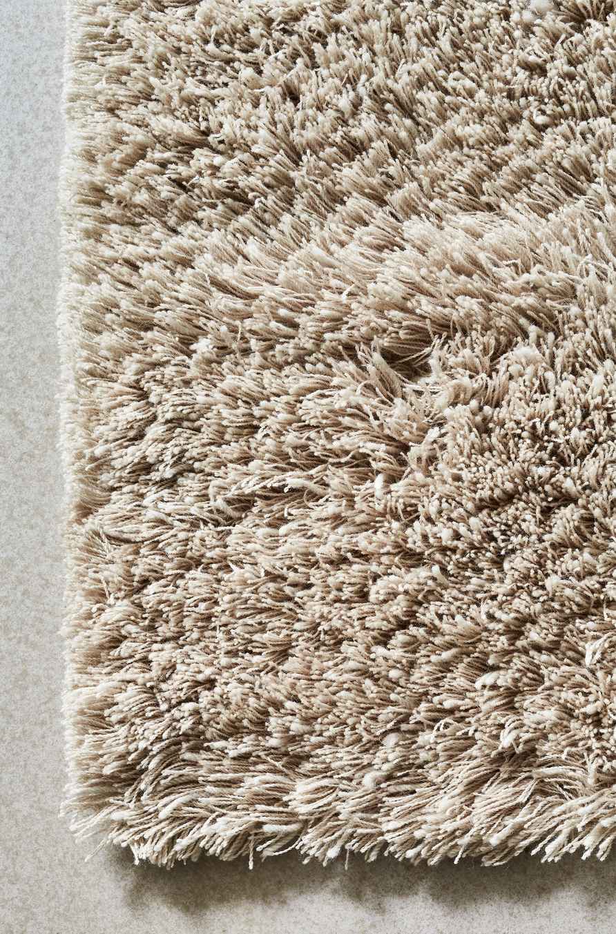 Massimo Rya Soft Beige high pile wool rug, detail of the corner